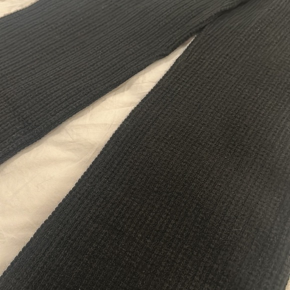 ALO YOGA - CASHMERE HIGH-WAIST PLUSH WAFFLE PANT in black - Picture 4 of 5